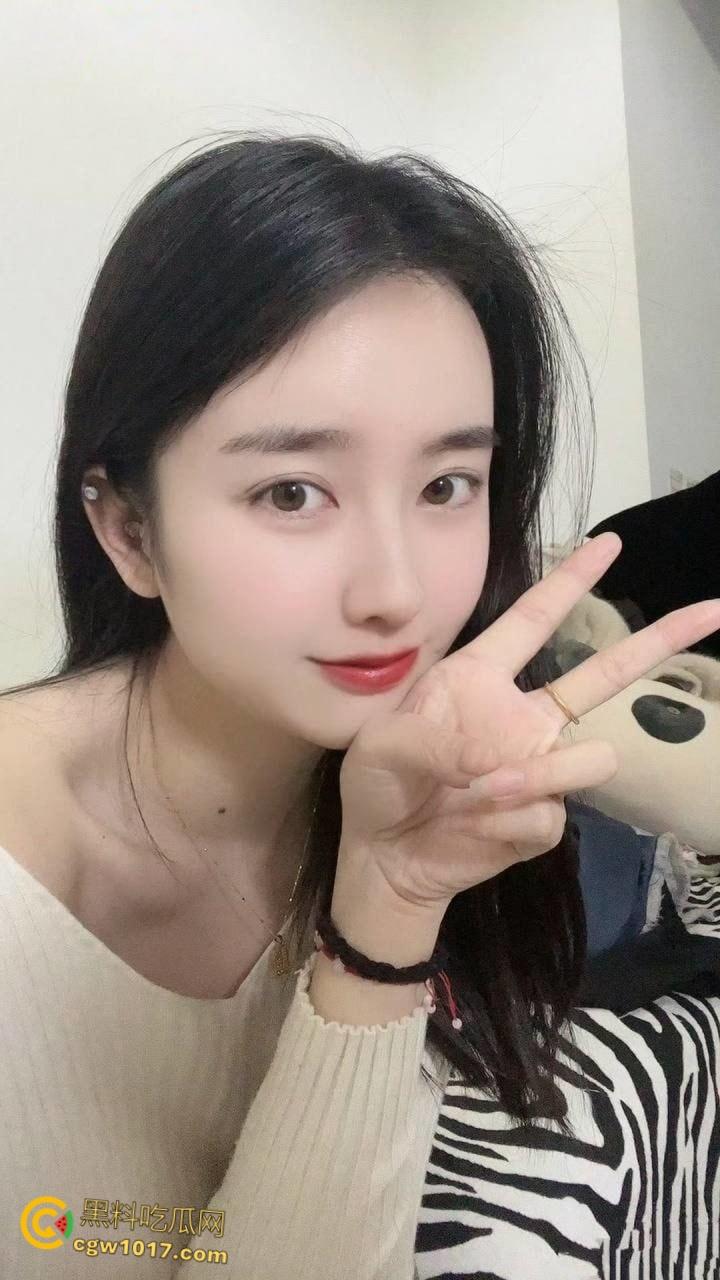 武汉工商学院辅导员【徐曦】，曾在花椒与金主裸聊被曝，视频完美露脸露点，极品巨乳娇喘挑逗 ！-3