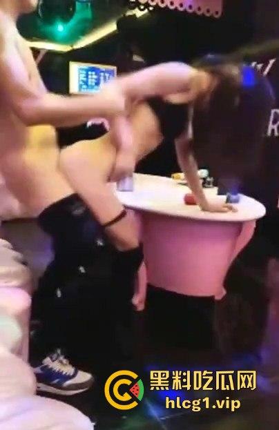 KTV男女边唱边干，顶着打桩机将日不落的高音唱上天，真是比腾格尔魔性！-3