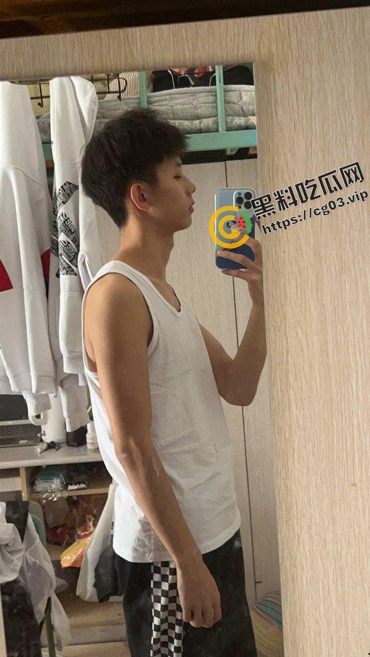 外国语学院肌肉男白袜帅气学长自慰打飞机  人帅屌大-2