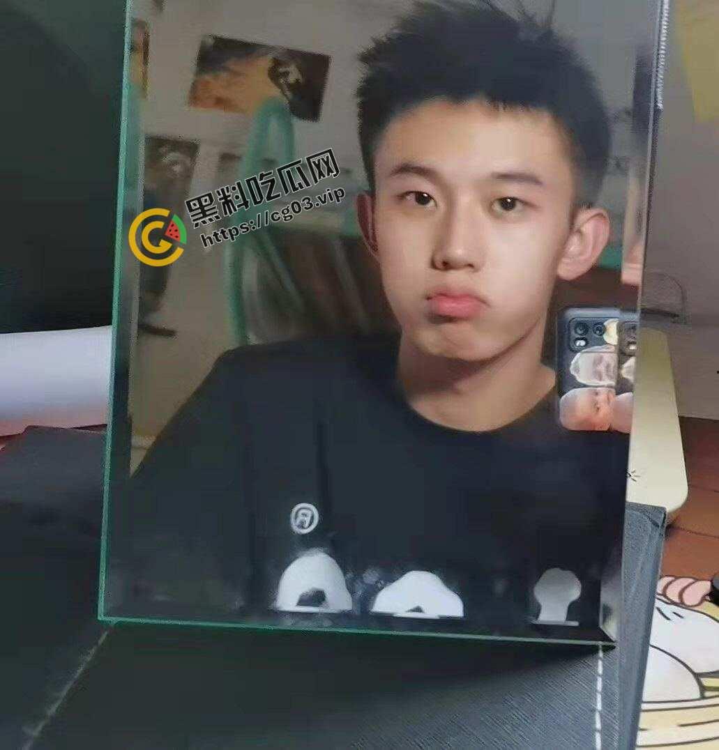 外国语学院肌肉男白袜帅气学长自慰打飞机  人帅屌大-6