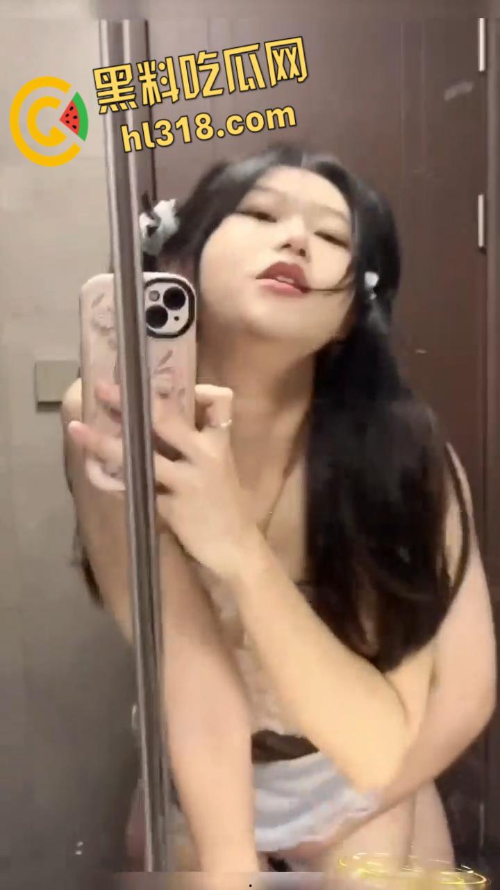 专约幼龄漂亮小萝莉，穿着女仆装被主人掐着脖子，跪在地上口交，暴力调教开发骚穴，征服感一下就上来了 !-7