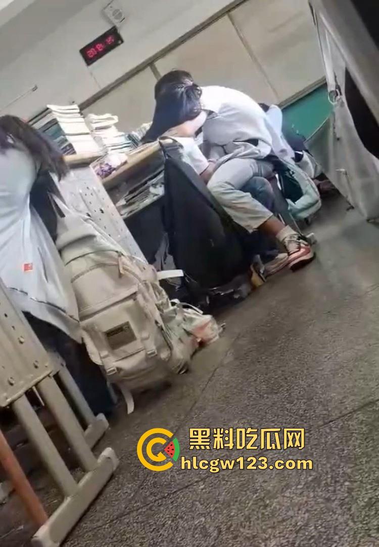 高考前一天教室激情！ 高三情侣午休时间教室激情亲密互动 旁若无人的帮男友打着飞机 被偷拍仍继续！-1
