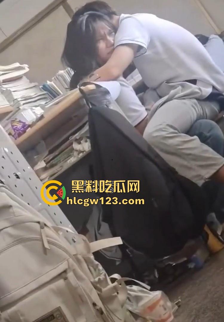 高考前一天教室激情！ 高三情侣午休时间教室激情亲密互动 旁若无人的帮男友打着飞机 被偷拍仍继续！-5