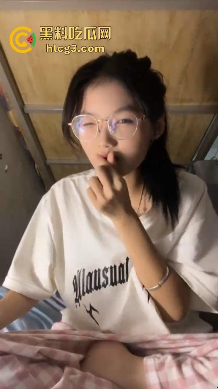 清纯眼镜反差婊【摇摇摇】宿舍直播自慰 拉着床帘用大号假阳具疯狂抽插粉穴 高潮抽搐不止！-1