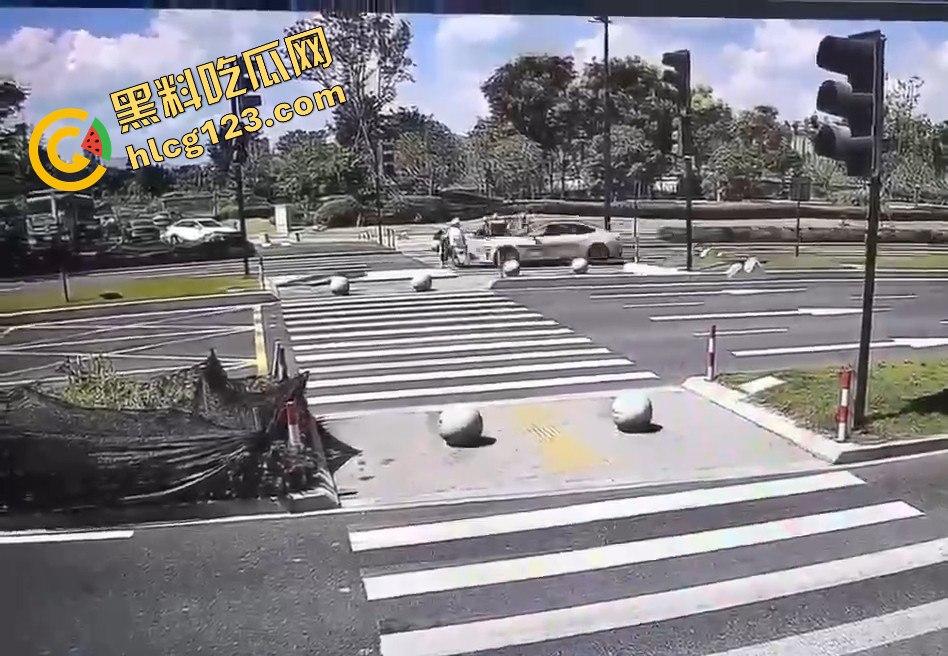 新能源车一脚油门直接把电动车撞飞！这速度是开的有多快？-1