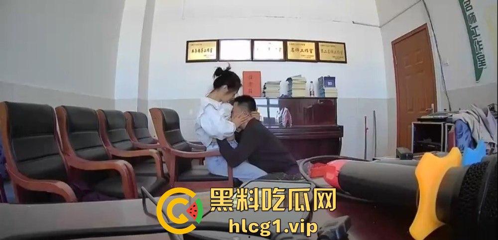 河南郑州三中教导主任竟在办公室‘办事做爱’！与老师讨论工作变干逼，摄像头全程记录！-9
