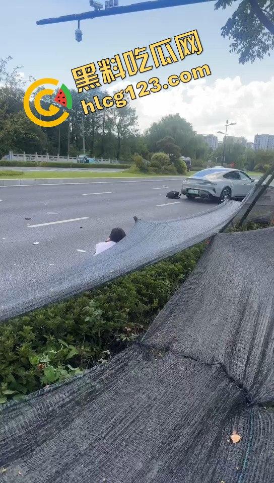 新能源车一脚油门直接把电动车撞飞！这速度是开的有多快？-4