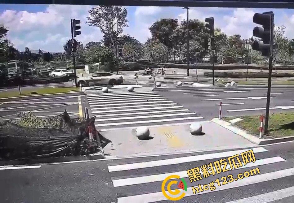 新能源车一脚油门直接把电动车撞飞！这速度是开的有多快？-9