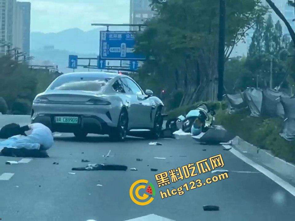 新能源车一脚油门直接把电动车撞飞！这速度是开的有多快？-11