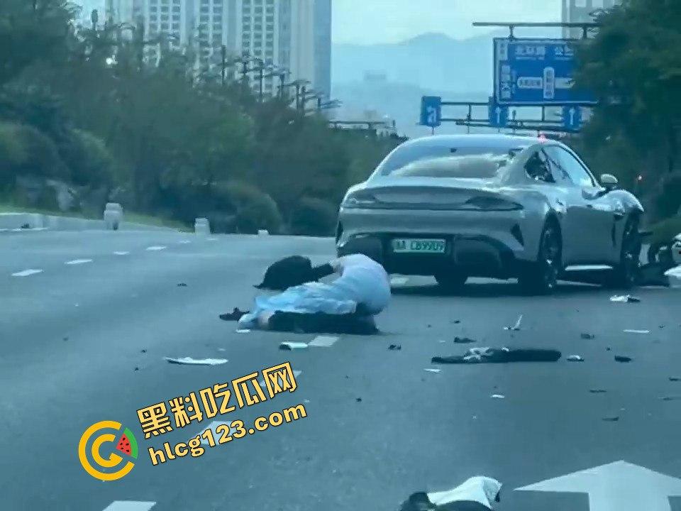 新能源车一脚油门直接把电动车撞飞！这速度是开的有多快？-12