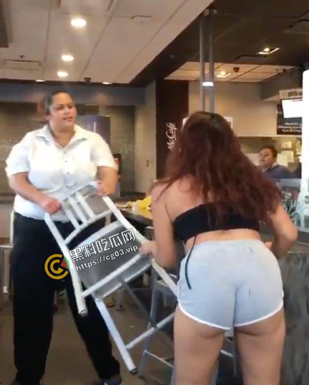 疯狂星期五   麦当劳里洋妞互打  奶子都给打飞了 过于彪悍-5