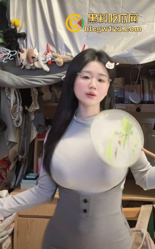 抖音极品网红【小肉怡】被渣男曝光性爱视频 微胖巨乳 眼镜反差 黑穴性瘾母狗主动上位骑乘 诱惑十足！-5