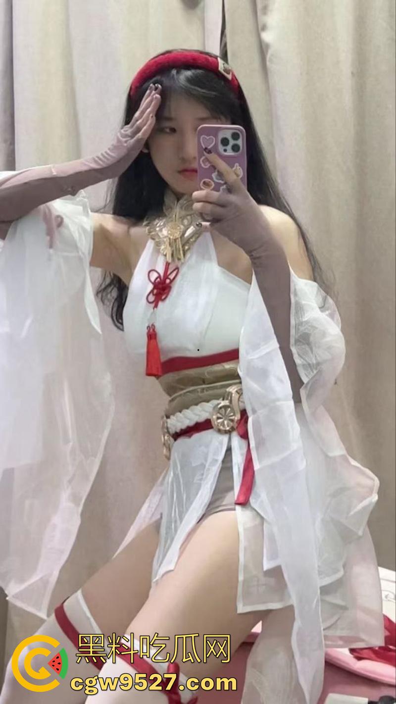 鲁东大学长腿御姐【苏佳玉】，颜值清纯可爱，但身材却高挑性感，穿上诱人黑丝真是没谁了！-2