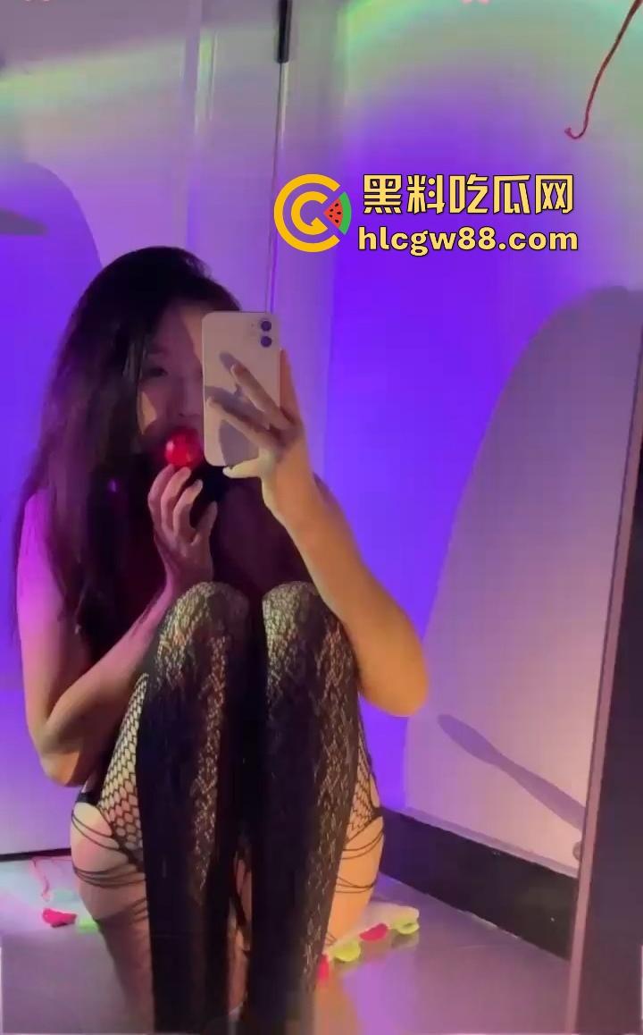 内蒙古包头轻工技术学校【王静】下海搞黄，网友裸聊私下约炮视频曝光，制服黑丝诱惑女王，乖乖女变床上尤物！-6