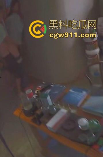 装修材料店铺老板和店员玩刺激偷情，大白天竟在店里玩后入，顾客推门慌忙中断拔屌！-7