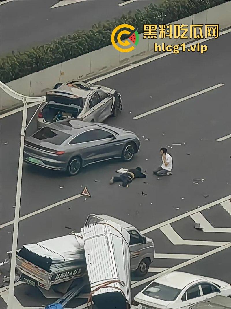 重口慎入！成都金丰高架发生一起惨烈车祸 货拉拉司机身体零件散落一地！-7