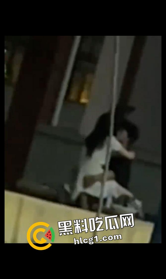 卫校小姐姐围观自己的好姐妹打野战  教学楼外干到失声大叫 现场视频流出-2