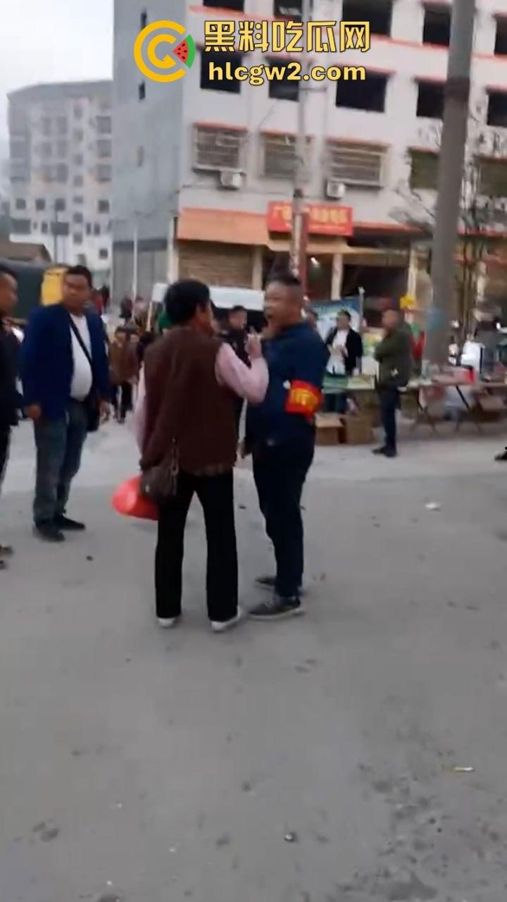 无业游民变身市场管理者？胡作非为乱收费 怀化辰溪县集贸市场管理员违法要钱被大妈一顿嘴仗攻击 都蔫逼了-6