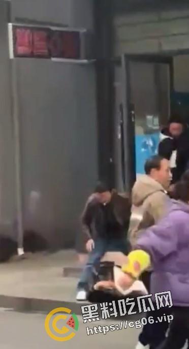 浙江衢州开化县吴某当街杀妻然后果断自杀 两人均抢救无效死亡 现场录像流出-3