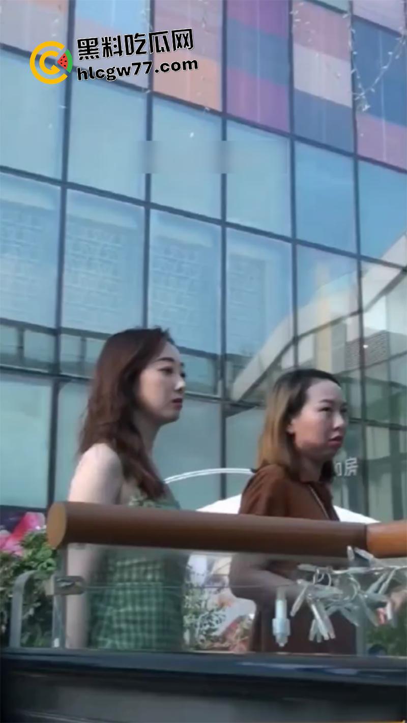 抄底大神冒死偷拍，女明星【蒋梦婕】白嫩长腿至极撩人,小内内清晰可见 后入绝对爽翻了!-5