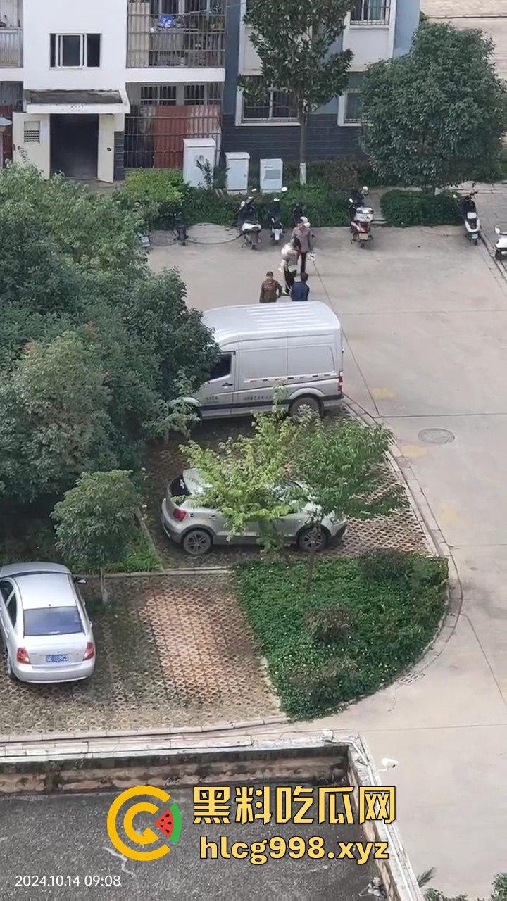 云南熊孩子坠窗命悬一线，吓得围观群众腿软，物业大哥成全场英雄！-1