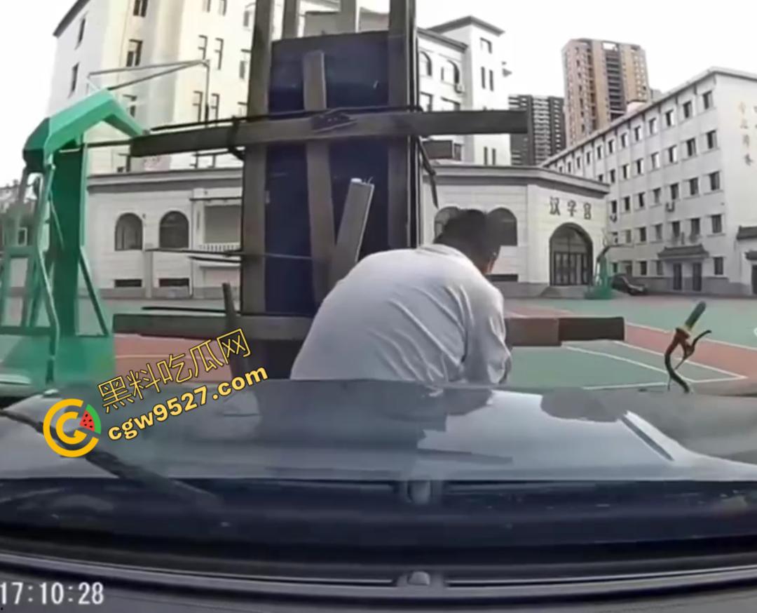 00后小鲜肉怒路症发作！街头反复怒撞大叔，下车继续叫嚣：“ 没人治你， 00后治你”-5