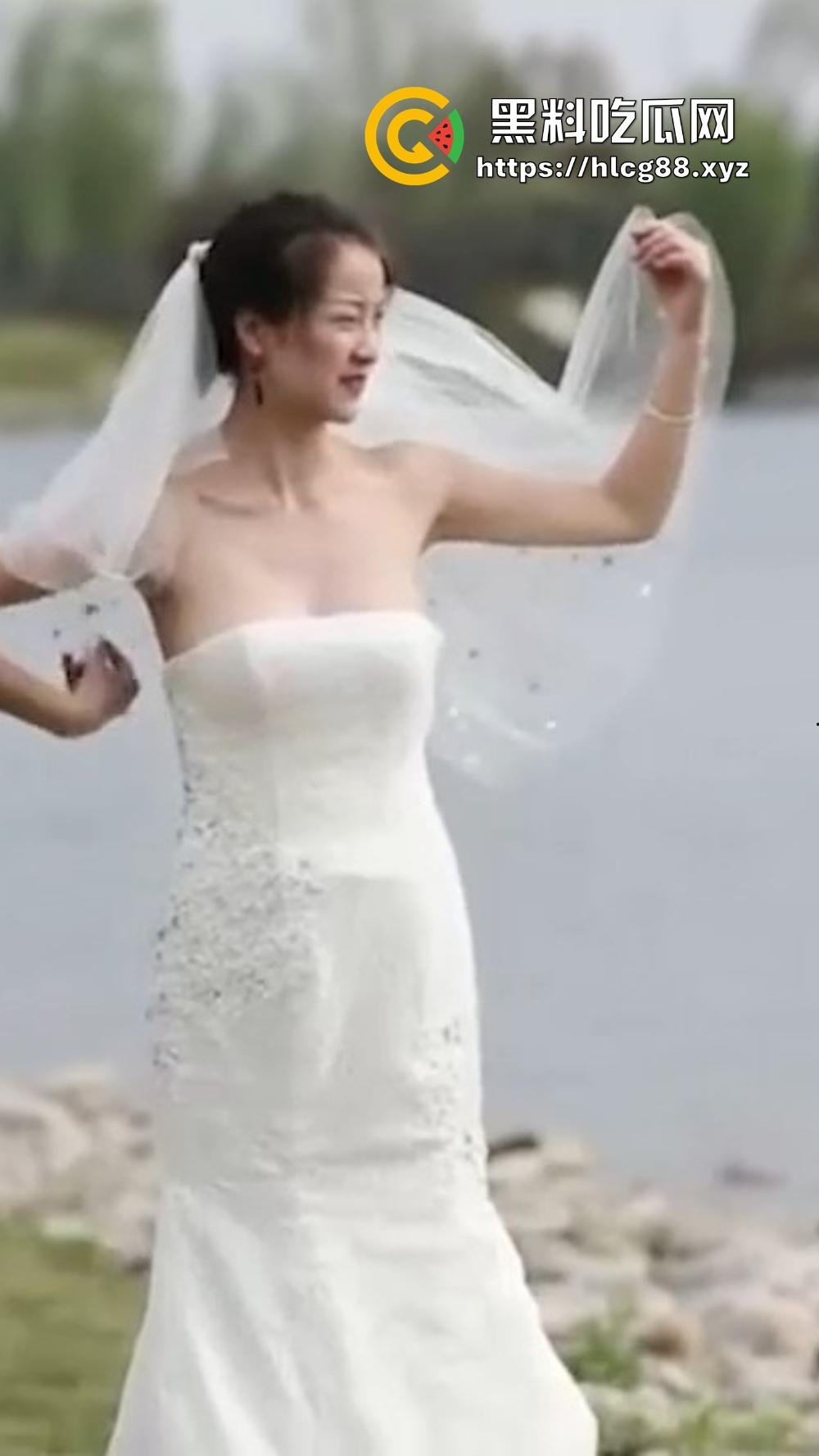 摄影师操眼新娘婚纱外拍，红樱桃奶子甩光，摆骚姿嫩逼勾魂，新娘还在那深情摆POSE毫不知自己走光！-2