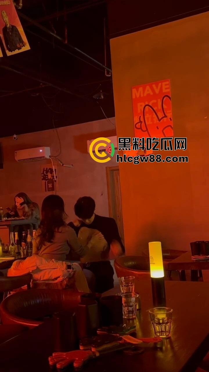 富婆夜生活太疯了，男模腹肌刚一掀开，富婆当场走不动道，直接伸手摸还舔得满脸陶醉！-7