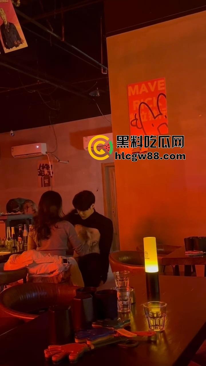 富婆夜生活太疯了，男模腹肌刚一掀开，富婆当场走不动道，直接伸手摸还舔得满脸陶醉！-8