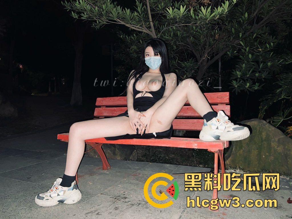 推特福利姬【翘翘】大尺度私拍流出 大长腿炮架子骚到炸，公园学狗撒尿，真是特么不要脸！-3