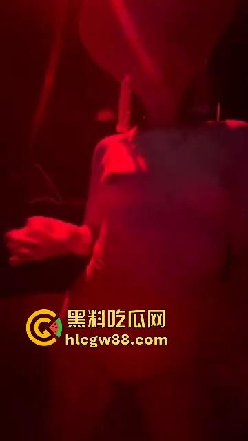 俄罗斯海参崴现场 毛妹腿长 身材高挑 门票不贵可以上手摸 原来国外的夜店这么好玩 比国内的强多了-8
