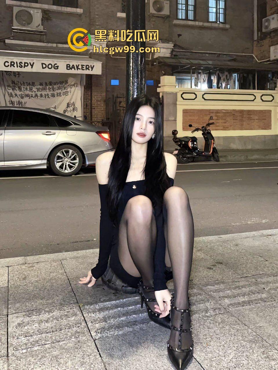 抖音极品黑丝御姐骚鸡【nss】早期诱惑露奶淫荡私拍被曝光，竟然还与大哥开房性交易！原创独家流出！-4