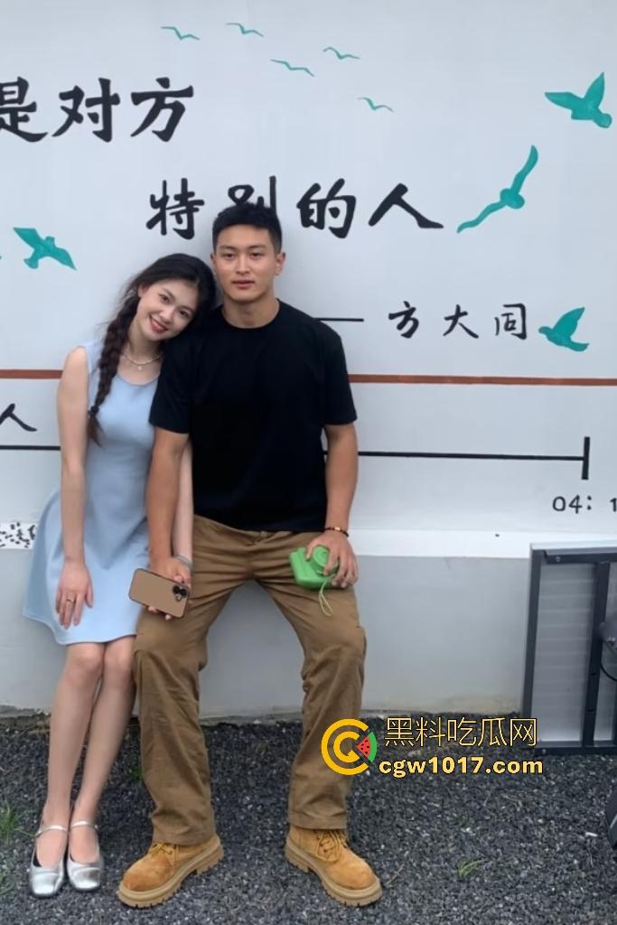 从白天到黑夜，4号楼教学楼户外石椅，校园男女搔痒难耐，穿开裆裤疯狂骑乘！书扔地上，奶子握在手里！-2