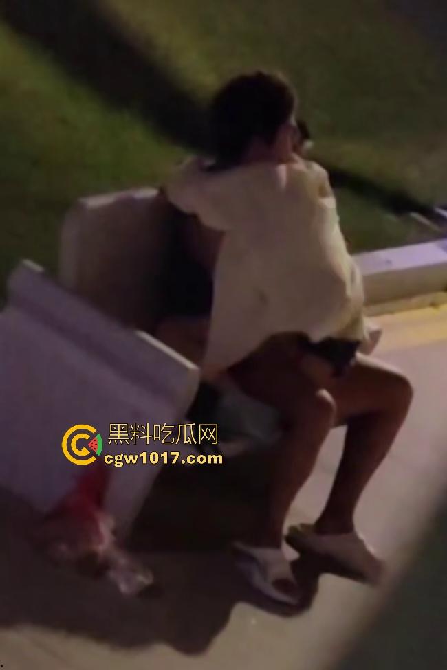 从白天到黑夜，4号楼教学楼户外石椅，校园男女搔痒难耐，穿开裆裤疯狂骑乘！书扔地上，奶子握在手里！-4