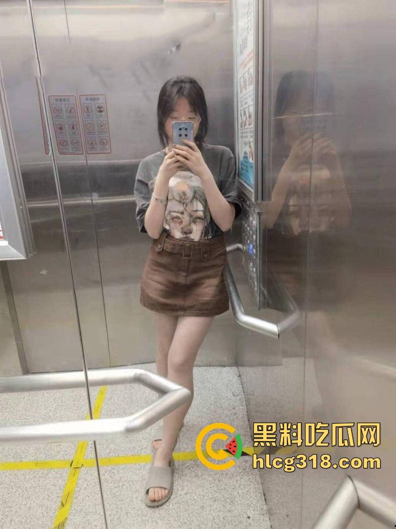 辽宁师范大学【彦雯静】娇嫩玉足玩弄大屌，自拍粉穴抚摸自慰，骚逼湿透淫态毕露！-4