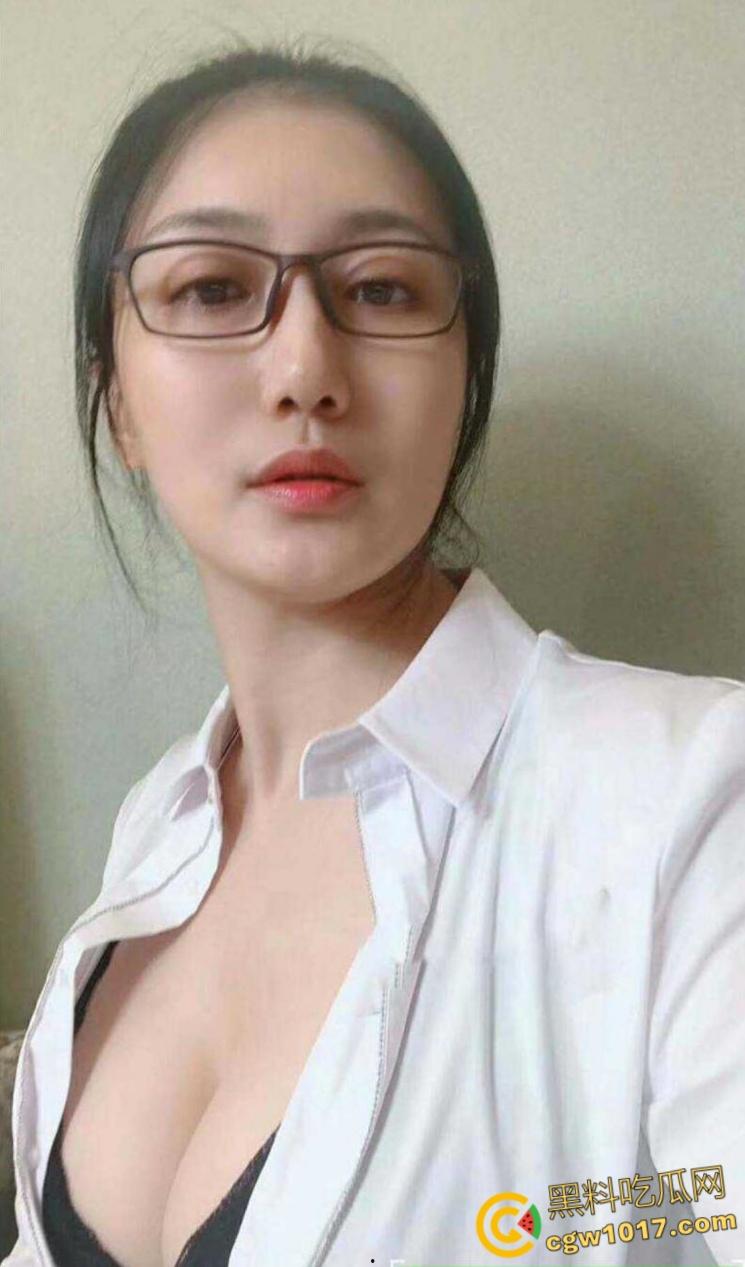 成都会计少妇【王敏洁】，反差眼镜婊下班玩露出打野战，巨乳翘臀穿着包臀裙，在会议室给上司口交 ！-2