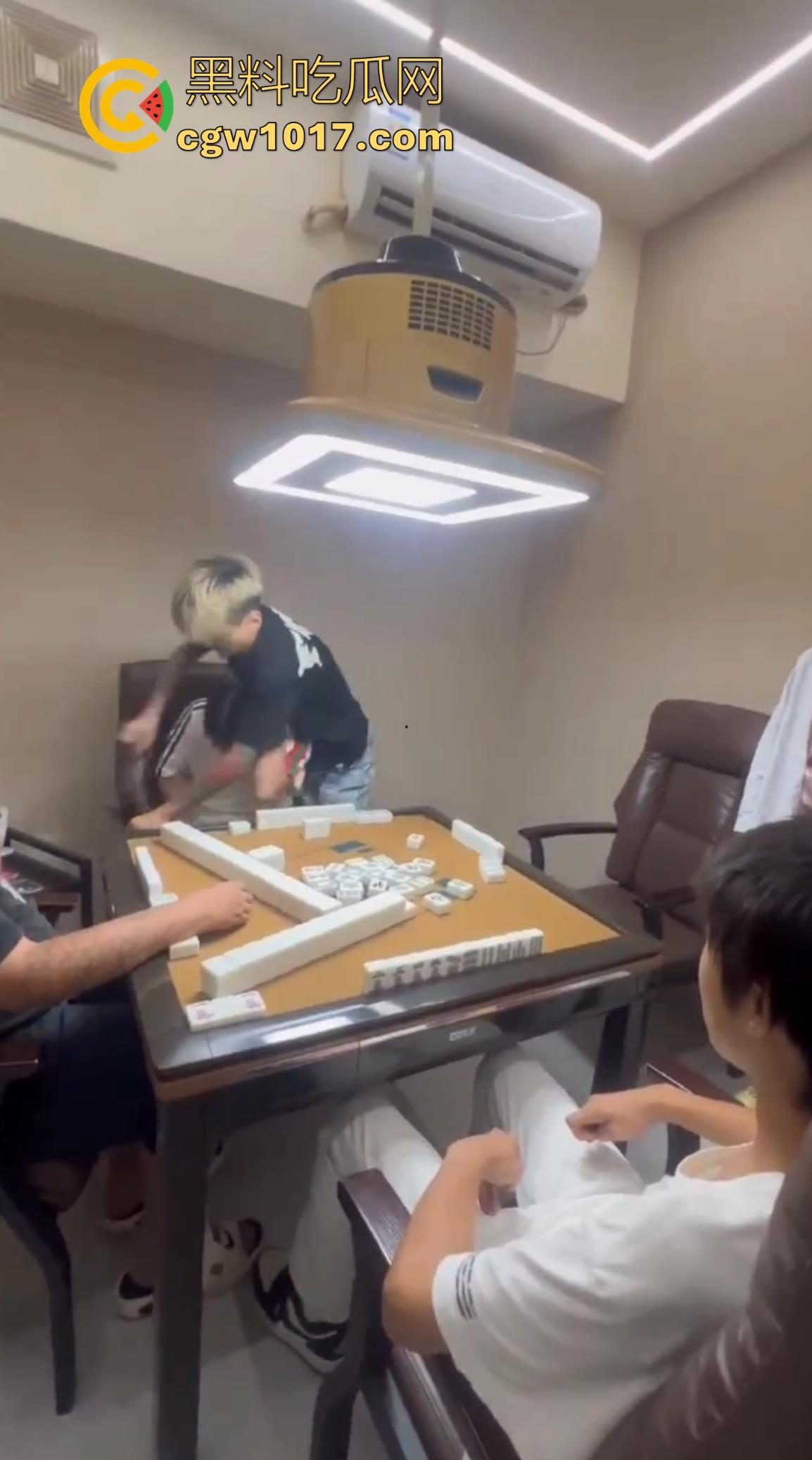 抖音热搜精神小伙1秒18拳完整视频！国服达摩申请出战，精神小伙飞身跃起暴击输出，只因怀疑牌友摸女友手！-11