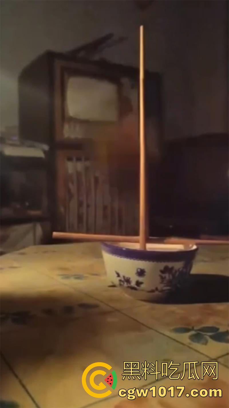 户外主播探险遇灵异，老屋招魂竟真的成功了，红衣老太就坐在窗前，现场水碗变鲜血，胆小者勿入！-4