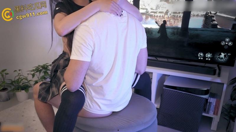 推特巨乳女神【下面有根棒棒糖】，为了通关黑神话悟空，冷落的双马尾女友，主动口交骑乘，掀开JK无套后入 ！-6