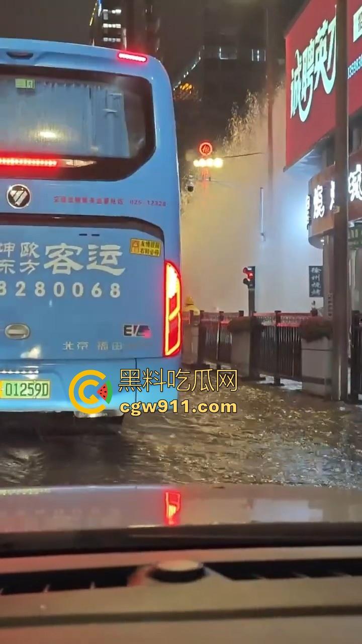 南京秦淮区万象天地自来水管大爆炸！疑似自来水主管道被施工挖断，现场洪水喷涌像个水上乐园一样！-2