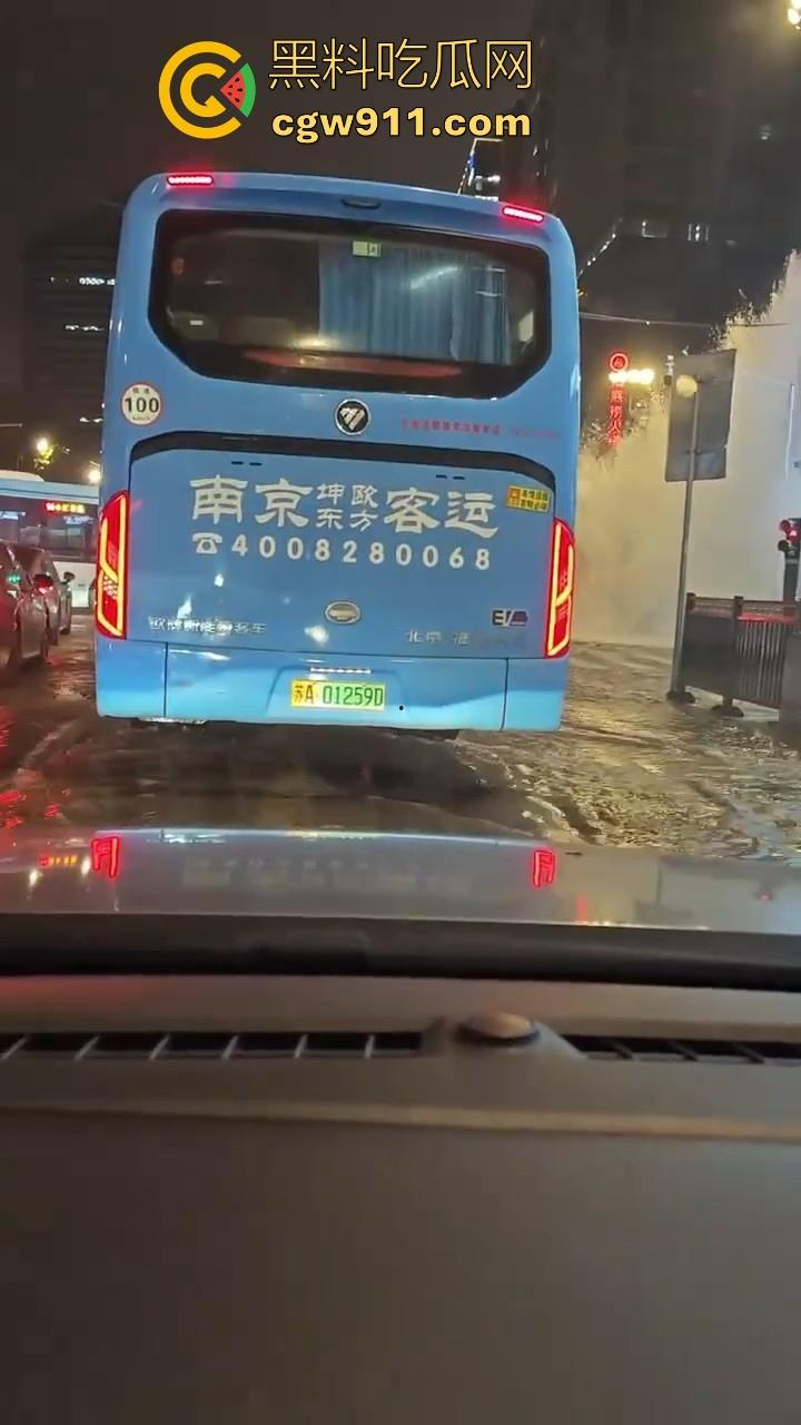 南京秦淮区万象天地自来水管大爆炸！疑似自来水主管道被施工挖断，现场洪水喷涌像个水上乐园一样！-3
