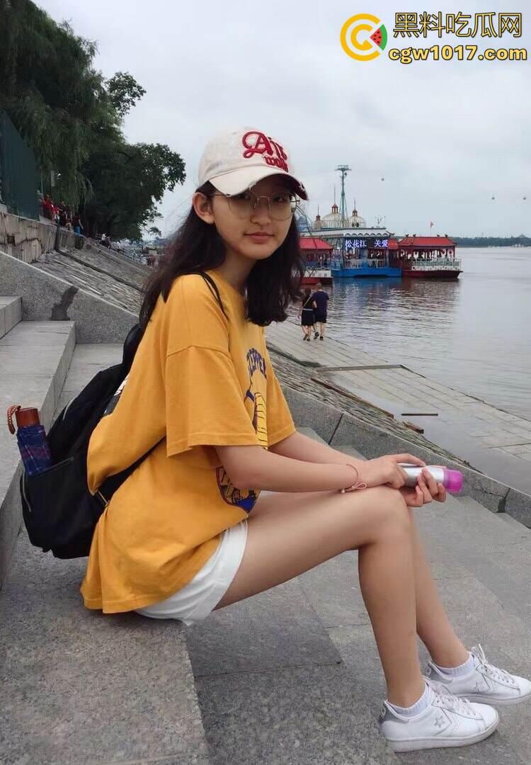 瓜友投稿：一顿海底捞＋一场电影成功拿下高二眼镜妹！嫩穴紧的差点夹爆鸡儿，可惜居然不是处了！-1