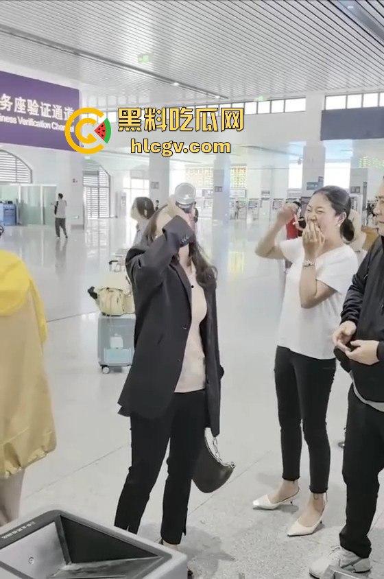 人在囧途现实版『王宝强』喝酒上演！大哥带两大姐坐飞机，白酒不让带，三人安检口对瓶吹干！-5