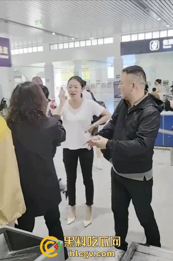 人在囧途现实版『王宝强』喝酒上演！大哥带两大姐坐飞机，白酒不让带，三人安检口对瓶吹干！-10