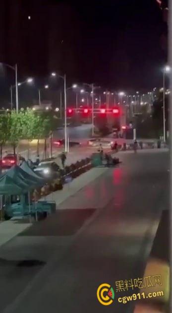 山东枣庄夜晚街头，惊现黑社会大规模械斗，多人持刀互砍死伤惨重，现场视频流出画面骇人！-4