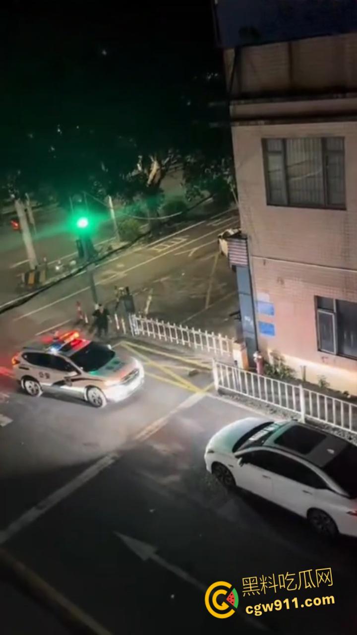 广东河池醉汉酒后失控，成年男子管不住自己酒瘾，深夜街头大打出手大砸车辆，鲜血流淌不仅扰民还伤己 ！-4