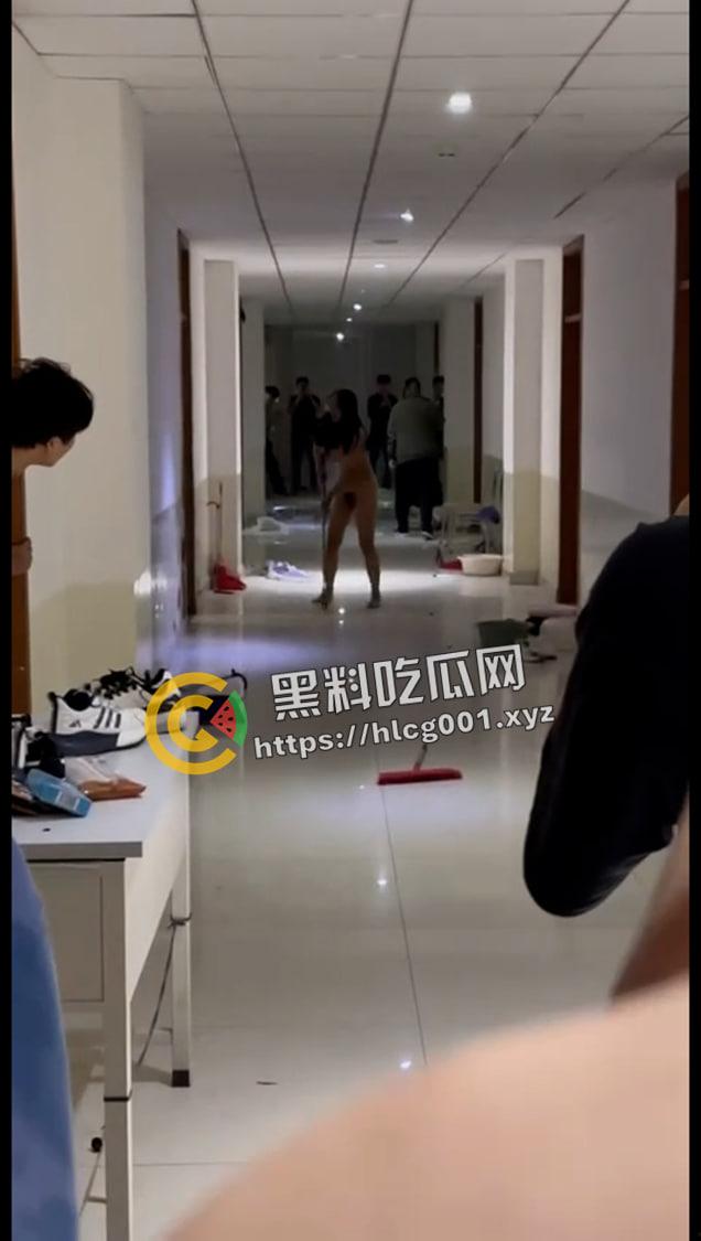 集宁师范学院裸女大闹男生宿舍楼！分手后精神崩溃 一丝不挂大战男生宿舍 小仙女发飙了还给大家看奶子-3