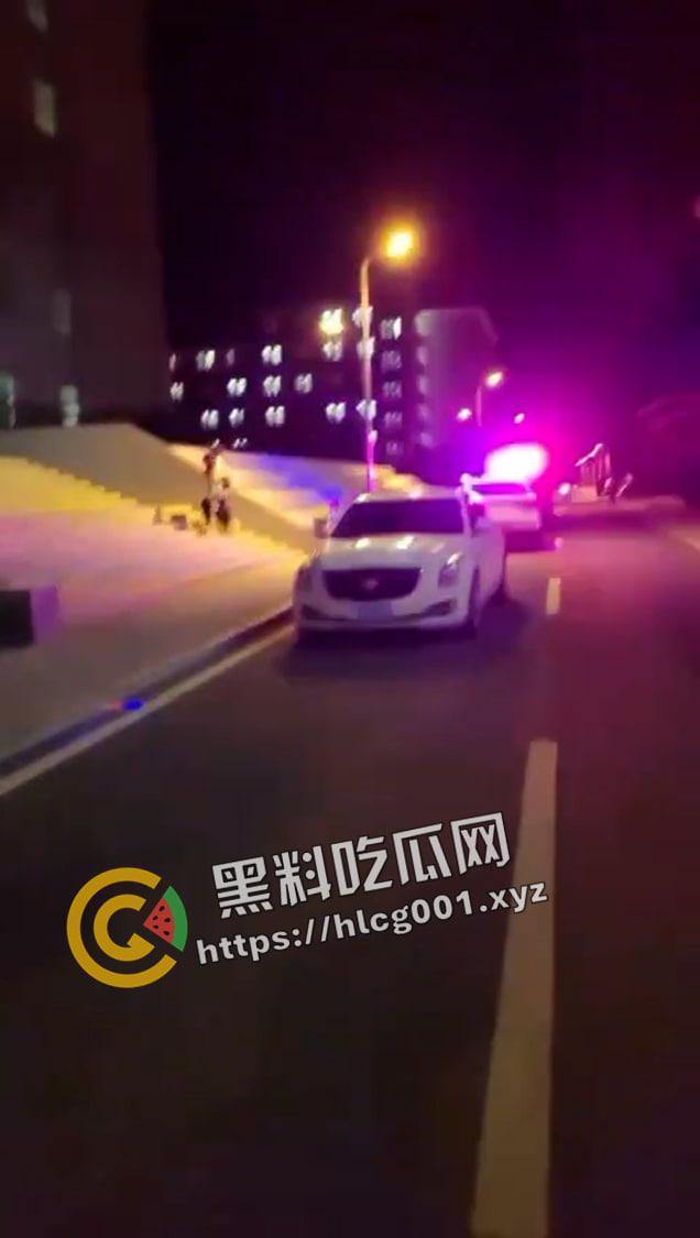 集宁师范学院裸女大闹男生宿舍楼！分手后精神崩溃 一丝不挂大战男生宿舍 小仙女发飙了还给大家看奶子-7