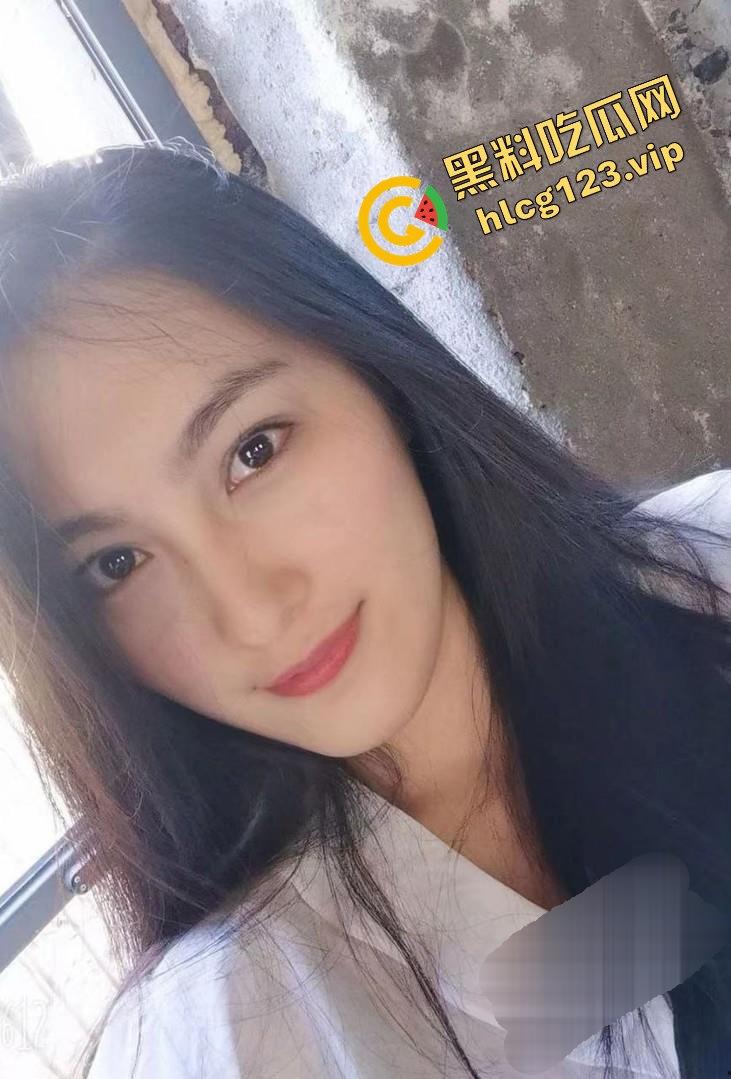 真实情侣泄密！反差婊眼镜娘驾驶位摸奶挑逗，居家打电话打飞机，全程骚到爆！-1