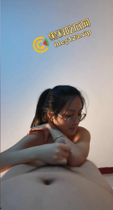 真实情侣泄密！反差婊眼镜娘驾驶位摸奶挑逗，居家打电话打飞机，全程骚到爆！-10